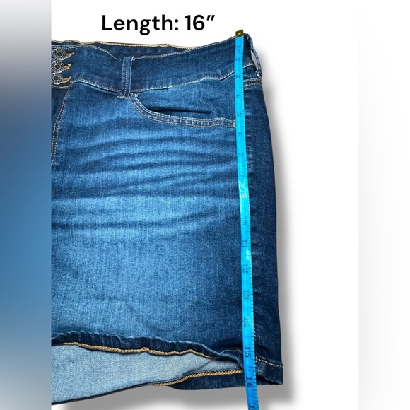 Torrid 3.5‎ Inch Jegging Super Soft Denim High-Rise Short Sz 24 EUC - Picture 11 of 11